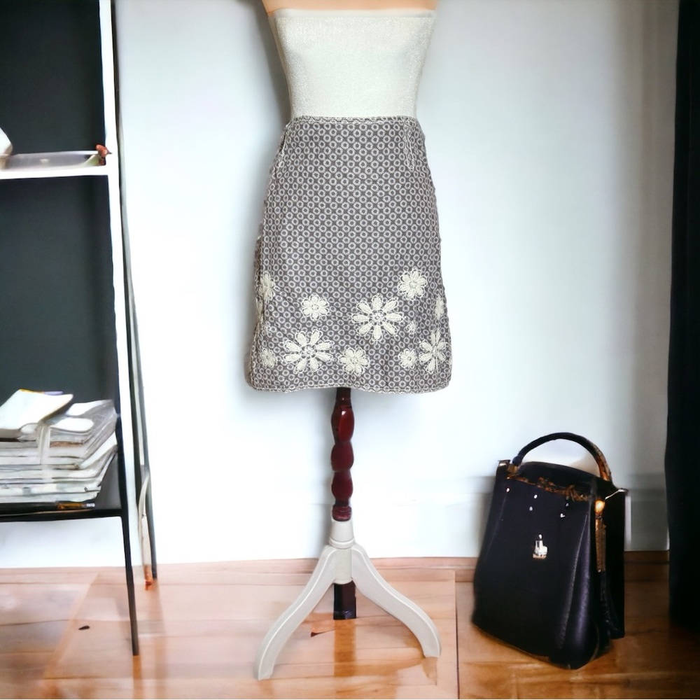 Studio M Women’s Skirt With Embroidered Daisies Size 14.